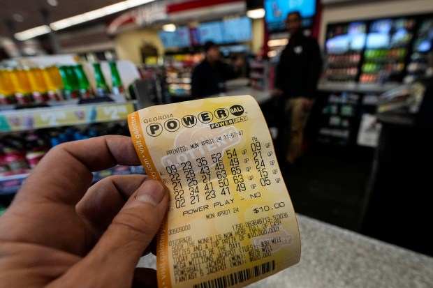 在一家便利店内看到一张强力球彩票，......