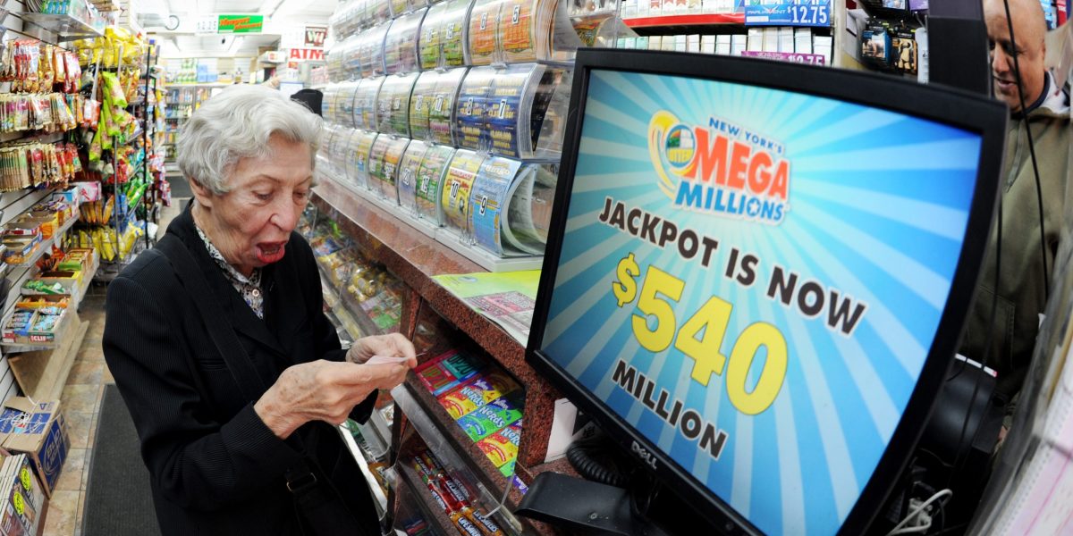 数据显示,美国最贫困家庭在彩票上的支出是富人的 33 倍