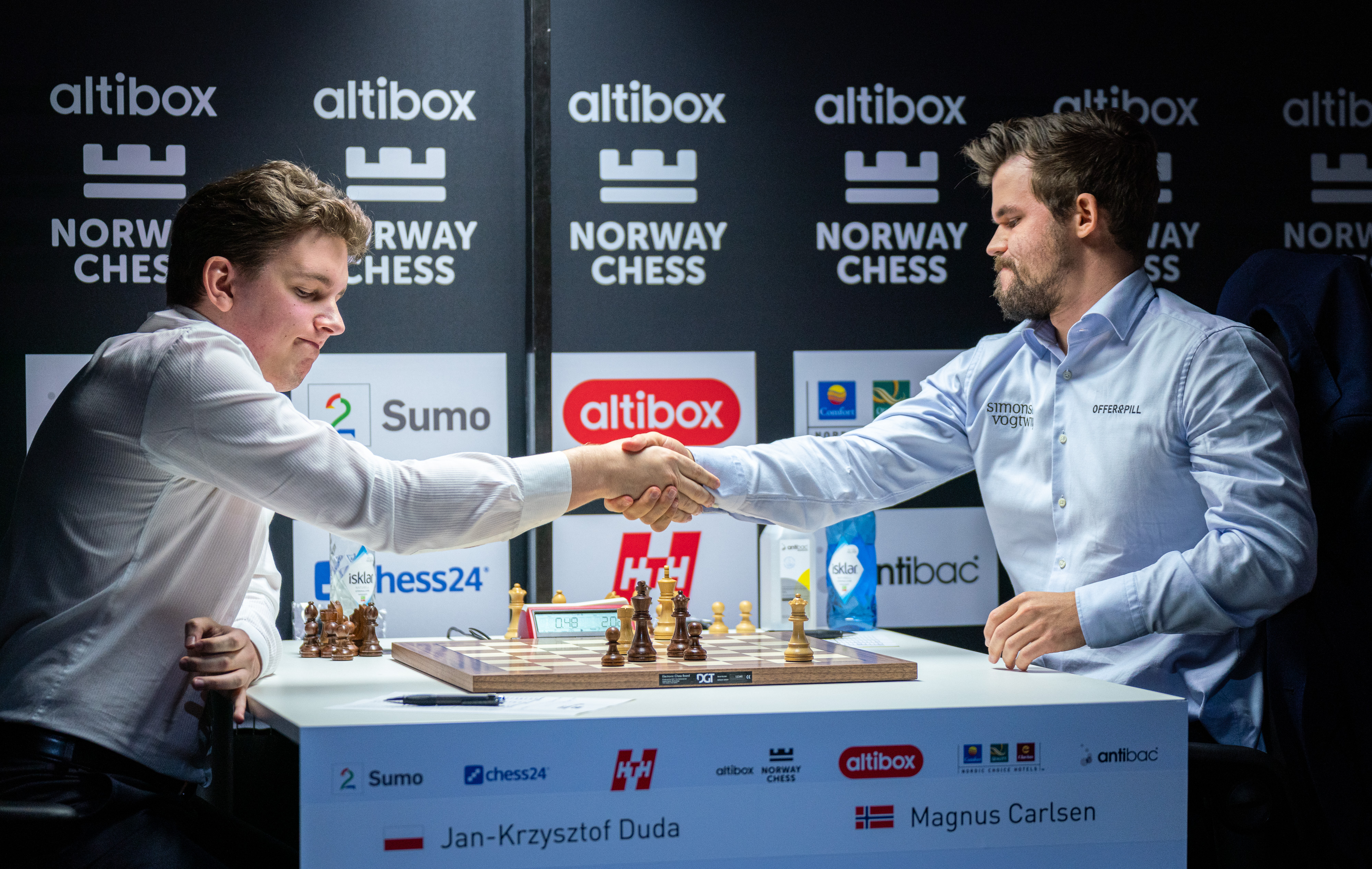 世界冠军卡尔森击败波兰国际象棋选手杜达后,面临两年多以来的首次失利。