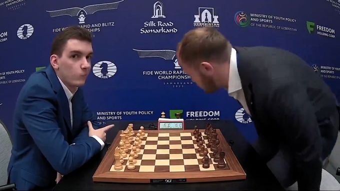 波兰国际象棋大师扬-克日什托夫·杜达向他的俄罗斯对手丹尼斯·奇斯马图林做出了抵抗的手势。
