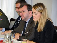 国防和战略部副部长扬·吉雷什(中)。