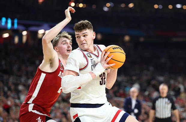 卫冕冠军康涅狄格大学重返 NCAA 冠军赛,以 86-72 击败阿拉巴马大学