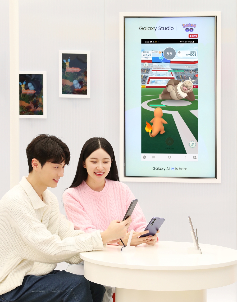 参观三星江南“Galaxy Studio Game”的游客使用具有压倒性游戏性能的“Galaxy S24”系列享受“Pokemon Go”游戏