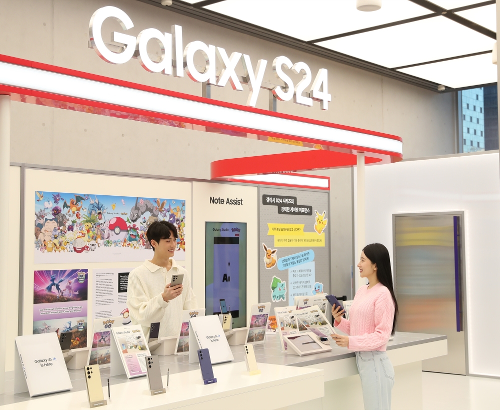 参观者在三星江南“Galaxy Studio Game”自由体验“Galaxy S24”系列的各种AI功能