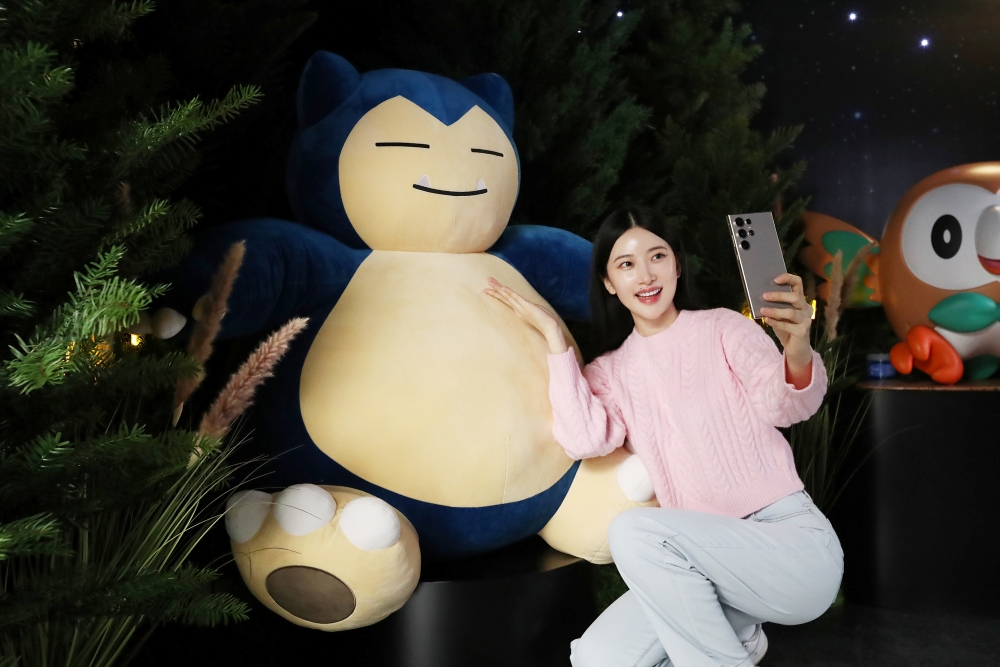 在三星江南的“Galaxy Studio Game”中,参观者使用“Galaxy S24 Ultra”的夜视功能与神奇宝贝进行校样拍摄