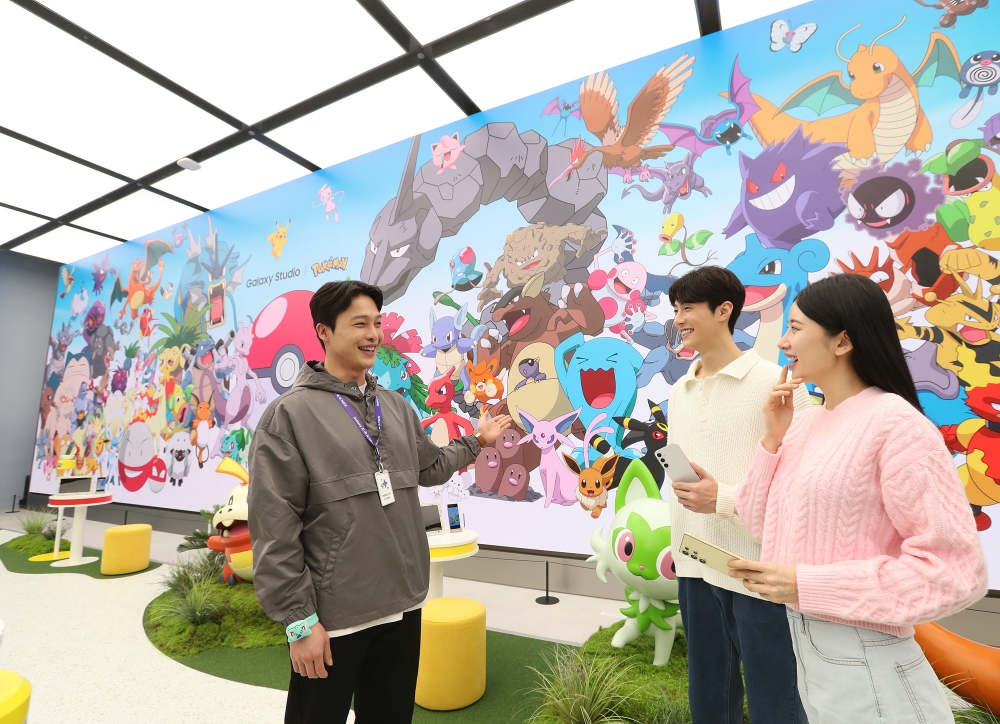 在三星江南“Galaxy Studio Game”,粉丝策展人引导游客在“The Wall”前与神奇宝贝合影