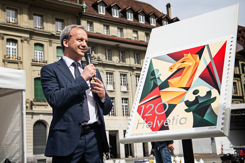 El presidente de la FIDE Arkady Dvorkovich con el sello | Foto: Stev Bonhage