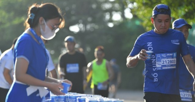 在 2024 年西湖半程马拉松比赛中使用 Pocari Sweat Vietnam 快速补充水分