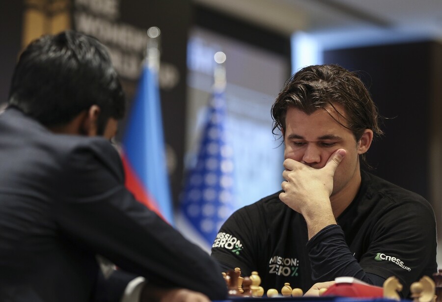 2023 年 8 月 23 日在阿塞拜疆巴库举行的国际象棋联合会 (FIDE) 国际象棋世界杯决赛中,马格努斯·卡尔森对阵印度选手拉梅什巴布·普拉格纳南达。 EPA 韩联社新闻