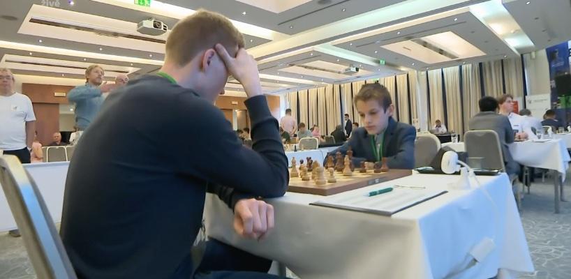 这场皇家比赛是为了庆祝国际棋联成立一百周年。国际象棋的未来看起来很美好,佩特拉很高兴 - ČT sport - Czech Television