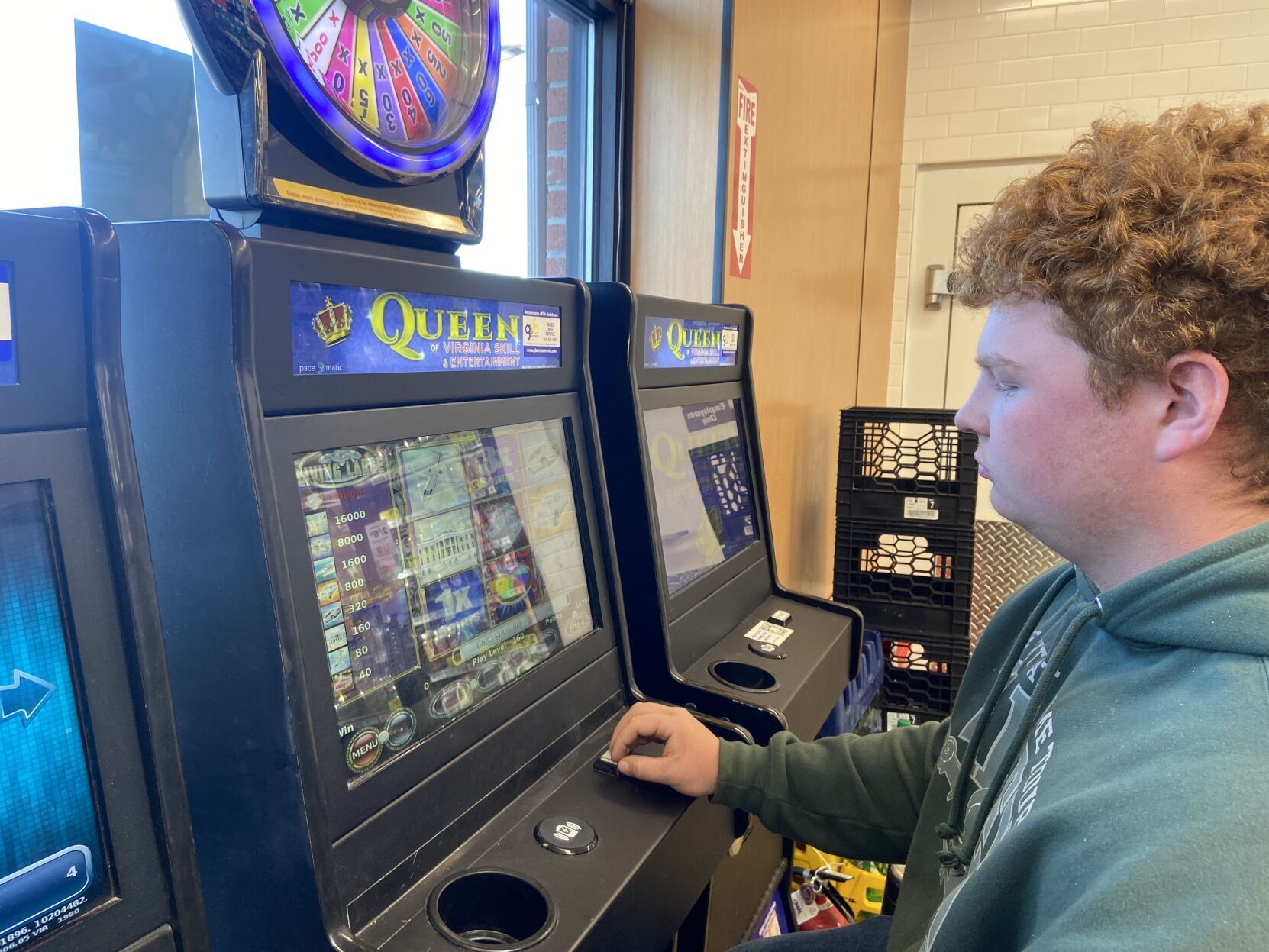 041724-bhc-nws-rtd-skillgames-p1 扎克·史密斯 (Zach Smith) 在亨利科县的一家 7-Eleven 便利店玩技巧游戏。