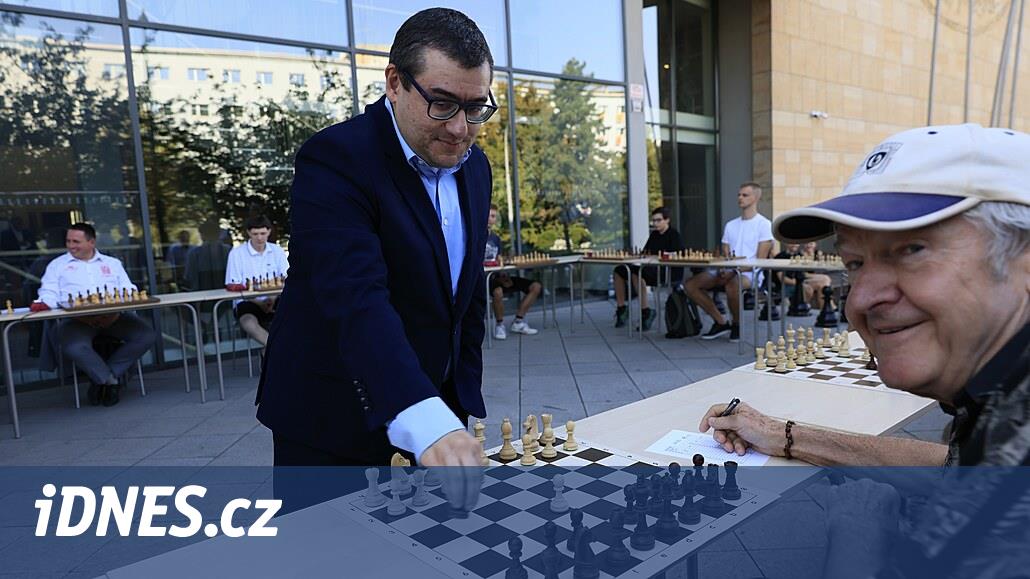业余爱好者在布尔诺与国际象棋大师对弈,三人打成平局