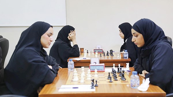 艾恩在国际象棋锦标赛中击败“沙迦女孩”