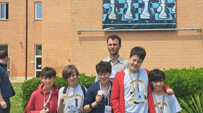 卢卡帕斯科利小学的学生获得国际象棋全国副冠军