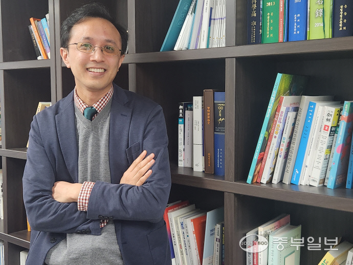 [人物]延世大学国际关系系教授Hayoung Wang，“我将在国际象棋锦标赛中代表韩国展示我的技能” $(document).ready(function(e) { // 图像图 $('img[ usemap]').rwdImageMaps() ; // 功能横幅事件bannerpopMulti.bannerLoad(); // 多功能横幅事件 // 文章视图图像相关resizePhoto(); // 复制文章正文部分版权声明 $('#article-view-content-div').on('copy', function(e){ var sel = window.getSelection(); var copyFooter = "资料来源：中央日报 - 京畿仁川的可靠朋友 (https://www.joongboo.com)"; var copyHolder = $('', {html: sel+copyFooter, id:'copy_text', style: {position: 'absolute', left: '-99999px'}}); $('body').append(copyHolder); ).html(); $('#copy_text').html(str.replace(/(\r\n|\n|\r)/gm, "")); sel.selectAllChildren( copyHolder[0] ); // 域名 var SITE_DOMAIN = 'https://www.joongboo.com' ,___currentTime = 1734869280; // 收藏脚本 function bookmark() { window.external.AddFavorite("https://www.joongboo.com", "中央日报 - 京畿仁川可靠的朋友") } window.dataLayer = window.dataLayer || []；函数 gtag(){dataLayer.push(arguments);} gtag('js', new Date()); gtag('配置', 'UA-25011642-1');窗口.dataLayer = 窗口.dataLayer | { "@context": "http://schema.org", "@type": "人物", "姓名": "中央日报", "url": "https://www.joongboo.com", “sameAs”：[“https://www.youtube.com/c/joongbooilbo”，“https://www.instagram.com/joongbooilbonews/”， "https://play.google.com/store/apps/details?id=so.spree.joongbooilbo", "https://apps.apple.com/kr/app/id1481546557" ] } var site_ismobile = '' ; // 当前移动连接 var kakaojavascriptkey = 'ac67ebd00d9589fc56fa2ec72ffddba7'; // Kakao 应用 JavaScript 密钥 var ArticleIdxno = '363680643'; var shareUserId = ''; var 共享用户名 = ''; $(document).ready(function(e) { if(kakaojavascriptkey) kakaoinit(kakaojavascriptkey); var sns_clipboard = new Clipboard('.sns_clipboard'); sns_clipboard.on('成功', function(e) { alert("剪贴板它已被复制到板上 \nCtrl+v 并将其粘贴到您想要的任何位置。"); }); $('button.sns-share-btns').on('click', function(e) { var sns = $(this).data('sharesns'); var title = $(this).data(' var desc = $(this).data('desc'); var url = $(this).data('url'); var img = $(this).data('image'); if(sns == "link") return true; // 聚合SNS分享统计信息（不检查以免影响分享） snsShareStats(articleIdxno, sns); snsShareStatsUser(articleIdxno, shareUserId, shareUserName, title , sns); sns == "kakao") { sendKakaoTalk(url, 标题, desc, img); }else if(sns == "kakaostory") { shareStory(url, title, desc, img); }else if(sns == "naver" || sns == "band") { shareBand(url,标题); }其他{ shareOtherSNS(sns, 标题, url, img); { "@context": "http://schema.org", "@type": "NewsArticle", "mainEntityOfPage": { "@type": "网页", "@id": "https://www .joongboo.com/news/articleView.html?idxno=363680643" }, "headline": "[人物] 延世大学国际关系学教授王河英 "在国际象棋锦标赛上我将作为大韩民国代表展示我的技能"", "描述": ""我非常感谢被邀请有机会代表我们的国家。延世大学国际研究系韩国历史教授王夏英 (Hayoung Wang) 表示：“我将履行代表韩国最优秀人才的神圣职责。”他将参加在新德里举行的 2024 年国际棋联世界快棋和闪电战锦标赛。 26日开始在美国约克进行为期5天的访问）”，他谈到了自己作为韩国代表参加“加里·卡斯普罗", "发布日期": "2024-12-22T15:38:32+09:00", "日期修改":"2024-12-22T18:54:08+09:00", "作者": { " @type": "人物", "姓名": "申妍京" }, "图像": { “@type”：“ImageObject”，“url”：“https://cdn.joongboo.com/news/photo/202412/2024122201000767100033751.jpg”，“宽度”：“690”，“高度”：“518” }, "发布者": { "@type": "组织", "名称": “中央日报 - 京畿道和仁川的可靠朋友”，“alternateName”：“中央日报”