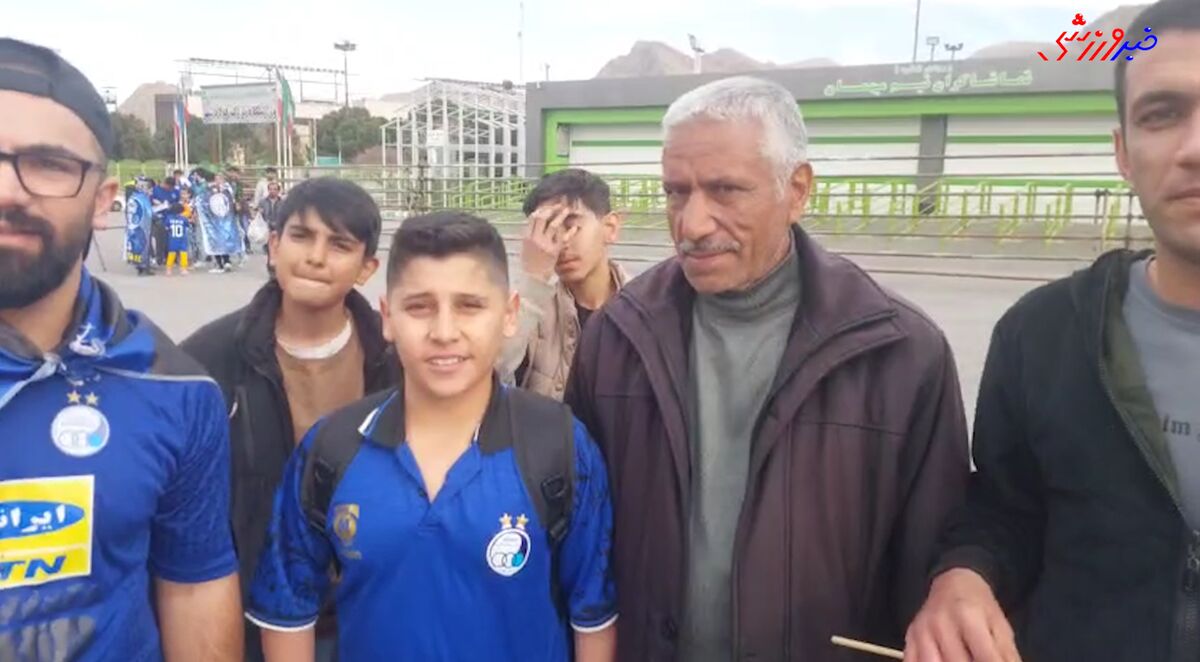 体育新闻摄像机前的 Esteghlal 球迷；即使我们排在垫底位置，我们也会支持独立队，因为它是正宗的/独立队的支持者抱怨裁判的情况
