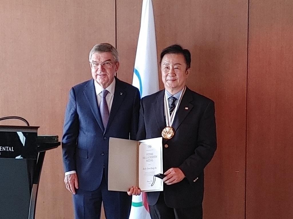 国际体育外交研究所所长尹康老接受国际奥委会主席巴赫邀请