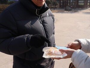 [ㅇㅅㅁ 游戏] 一个想要金蛋的社会……老人在面包和彩票之间选择了‘这个’ $(document).ready(function(e) { // 图片地图 $('img[usemap]').rwdImageMaps(); bannerpop.banner(".banner_event_box"); // 功能性横幅事件 bannerpopMulti.bannerLoad(); // 多功能横幅事件 // 文章视图图片相关 resizePhoto(); // 复制文章正文部分 版权声明 $('#article-view-content-div').on('copy', function(e){ var sel = window.getSelection(); var copyFooter = "来源：今日报（https://www.ntoday.co.kr）"; var copyHolder = $('', {html: sel+copyFooter, id:'copy_text', style: {position: 'absolute', left: '-99999px'}}); $('body').append(copyHolder); var str = $('#copy_text').html(); $('#copy_text').html(str.replace(/(\r\n|\n|\r)/gm, "")); sel.selectAllChildren( copyHolder[0] ); window.setTimeout(function() { copyHolder.remove(); },0); }); }); // 域名 var SITE_DOMAIN = 'https://www.ntoday.co.kr' ,___currentTime = 1742350216; // 收藏夹脚本函数 bookmark() { window.external.AddFavorite("https://www.ntoday.co.kr", "今日报纸") } var _gaq = _gaq || []； _gaq.push(['_setAccount', 'UA-46007973-1']); _gaq.push(['_trackPageview']); (function() {var ga = document.createElement('script'); ga.type = 'text/javascript'; ga.async = true; ga.src = ('https:' == document.location.protocol ? 'https://ssl' : 'http://www') + '.google-analytics.com/ga.js'; var s = document.getElementsByTagName('script')[0]; s.parentNode.insertBefore(ga, s); })();如果（！wcs_add）var wcs_add = {}; wcs_add["wa"] = "1c8f558a6be163"; wcs_do（）； (function(w,d,s,l,i){w[l]=w[l]||[];w[l].push({'gtm.start': new Date().getTime(),event:'gtm.js'});var f=d.getElementsByTagName(s)[0],j=d.createElement(s),dl=l!='dataLayer'?'&l='+l:'';j.async=true;j.src= 'https://www.googletagmanager.com/gtm.js?id='+i+dl;f.parentNode.insertBefore(j,f); })(window,document,'script','dataLayer','GTM-NHF8WBG2'); { “@context”：“http://schema.org”， “@type”：“Person”， “name”：“今日报纸”， “url”：“https://www.ntoday.co.kr”， “sameAs”：[ “https://twitter.com/ntodaytwitt”， “https://www.facebook.com/todaynp/”， “https://www.instagram.com/today_news_paper/” ] }
