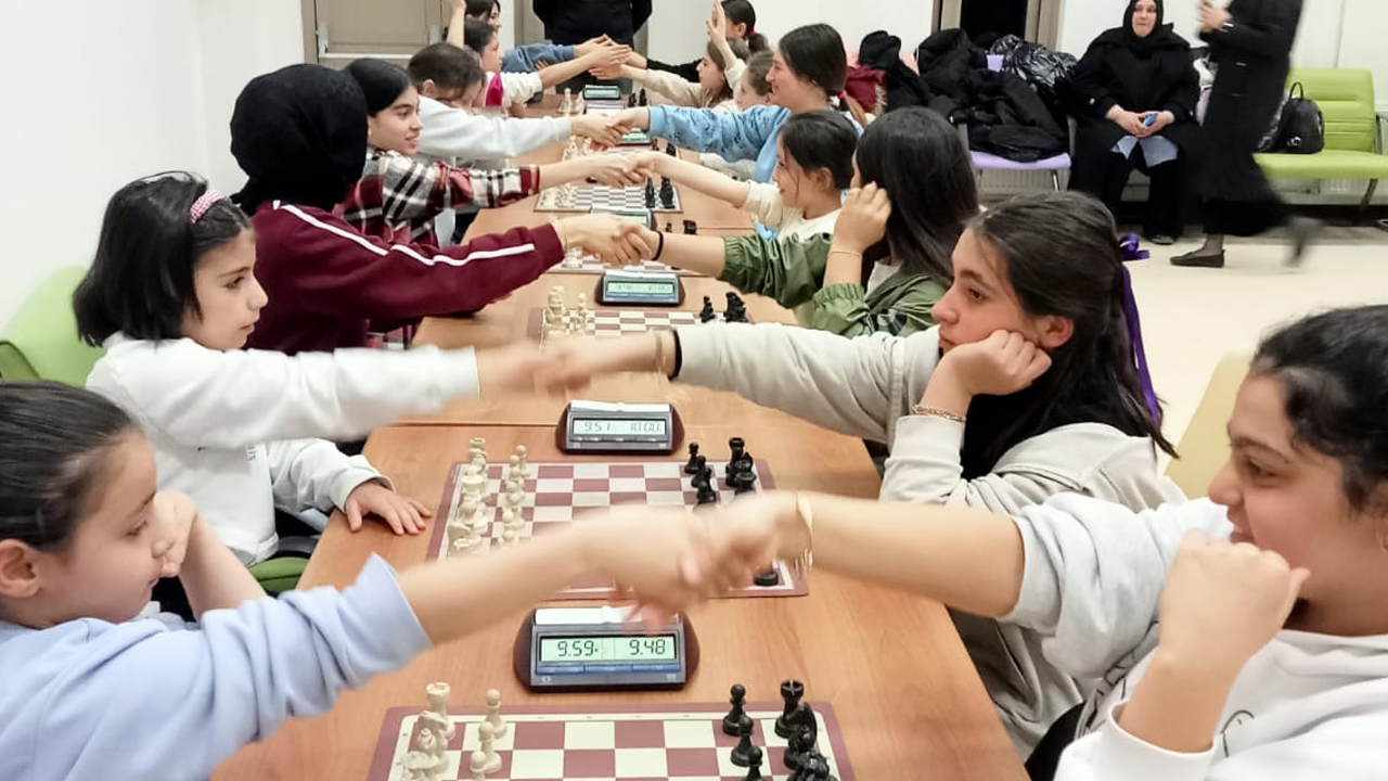 为纪念 3 月 18 日举办快棋锦标赛