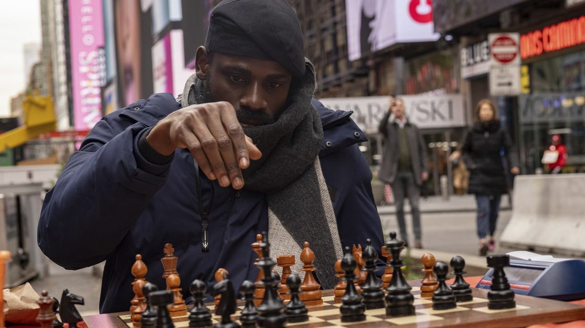 尼日利亚象棋选手打破纪录，在时代广场下棋超过 58 小时