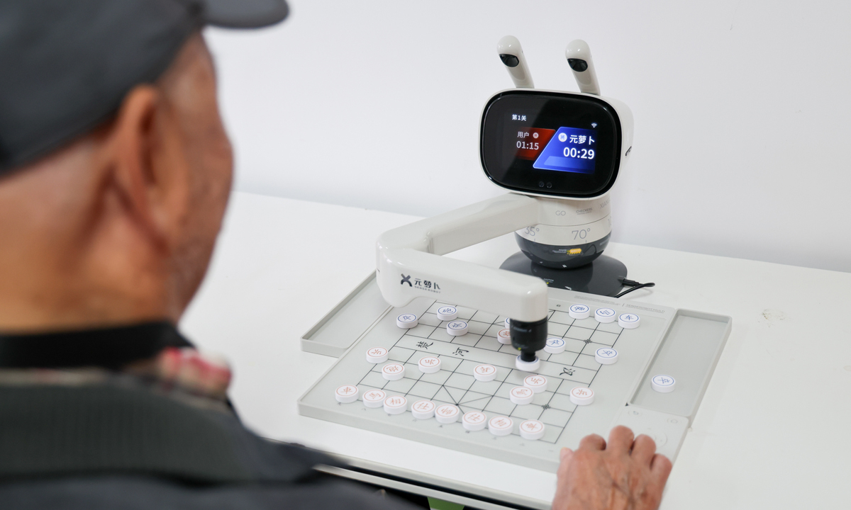 孩子们在家中与机器人下棋、围棋，体验人工智能 [The World Now]